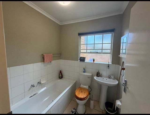 2 BEDROOM SIMPLEX FOR SALE IN WILGEHEUWEL